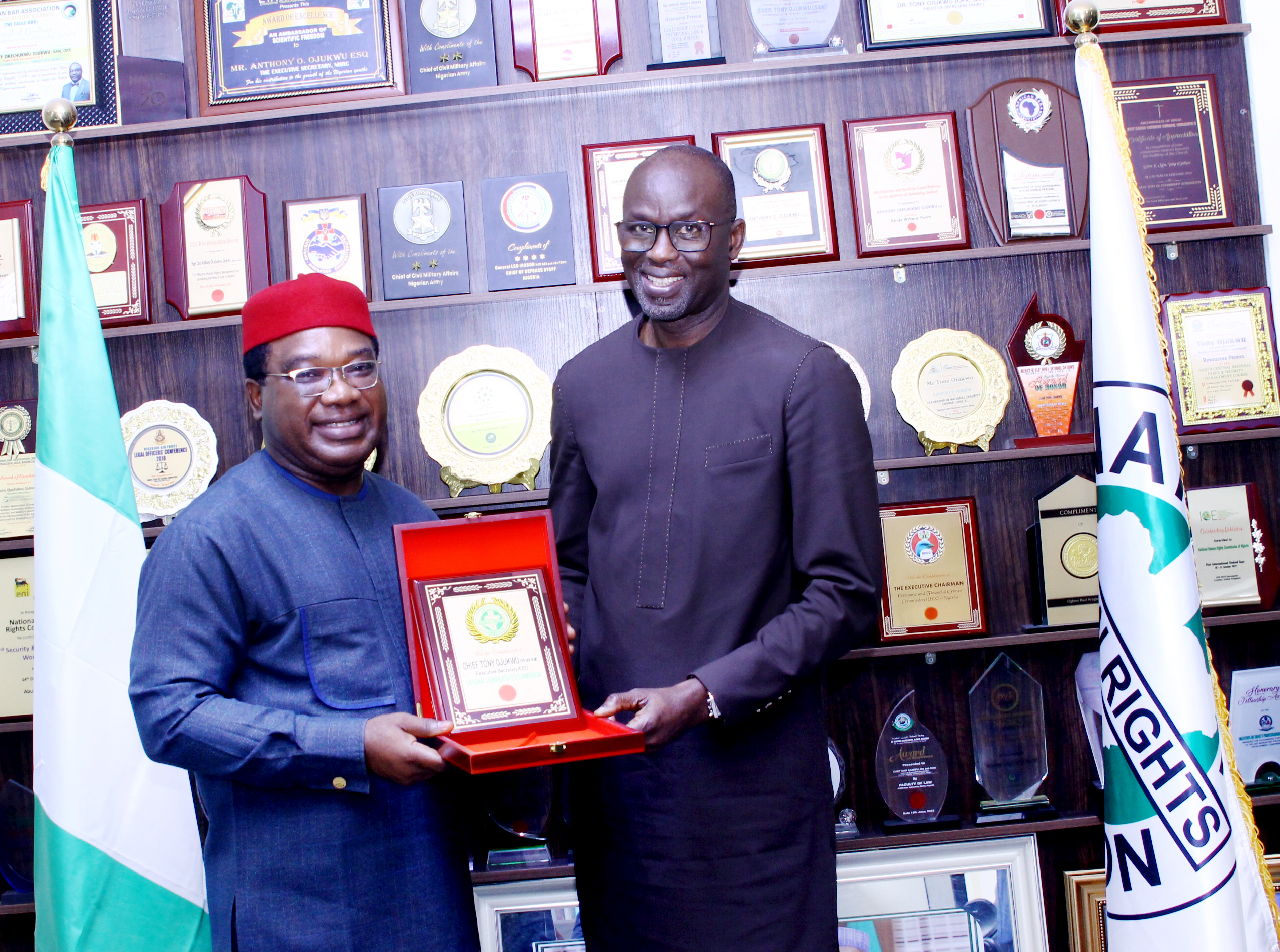 Mame Mandiaye Niang Reciveing gift from the ES