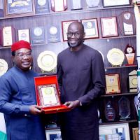 Mame Mandiaye Niang Reciveing gift from the ES